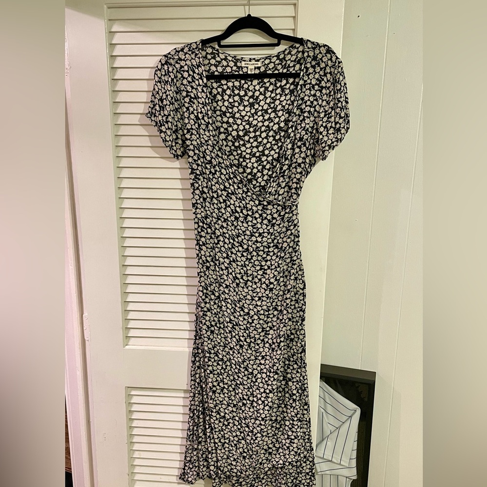 Billabong wrap dress size large